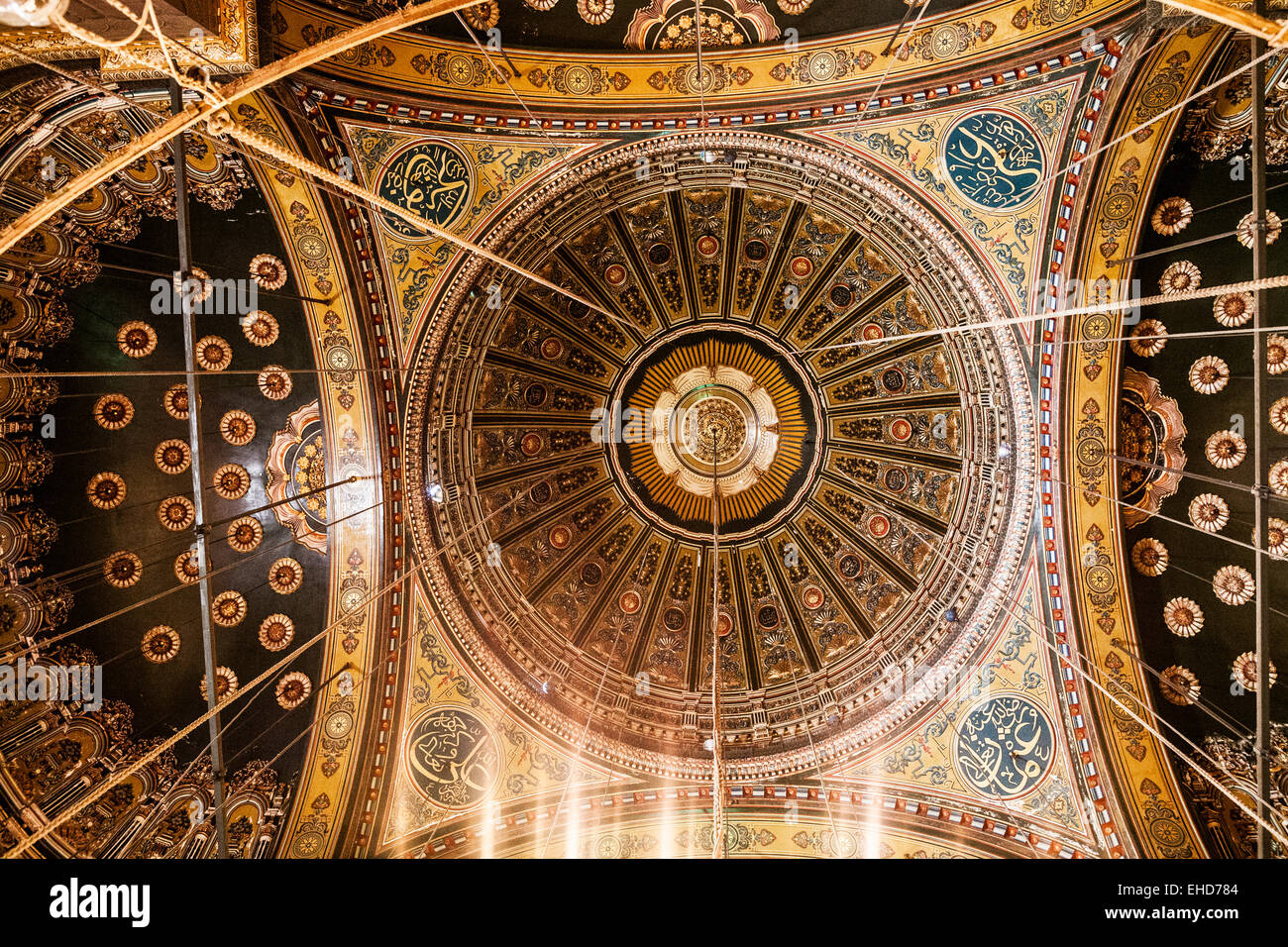 L'intérieur de la coupole de la grande mosquée de Mohammed Ali Pasha ou mosquée de La Citadelle du Caire. Banque D'Images