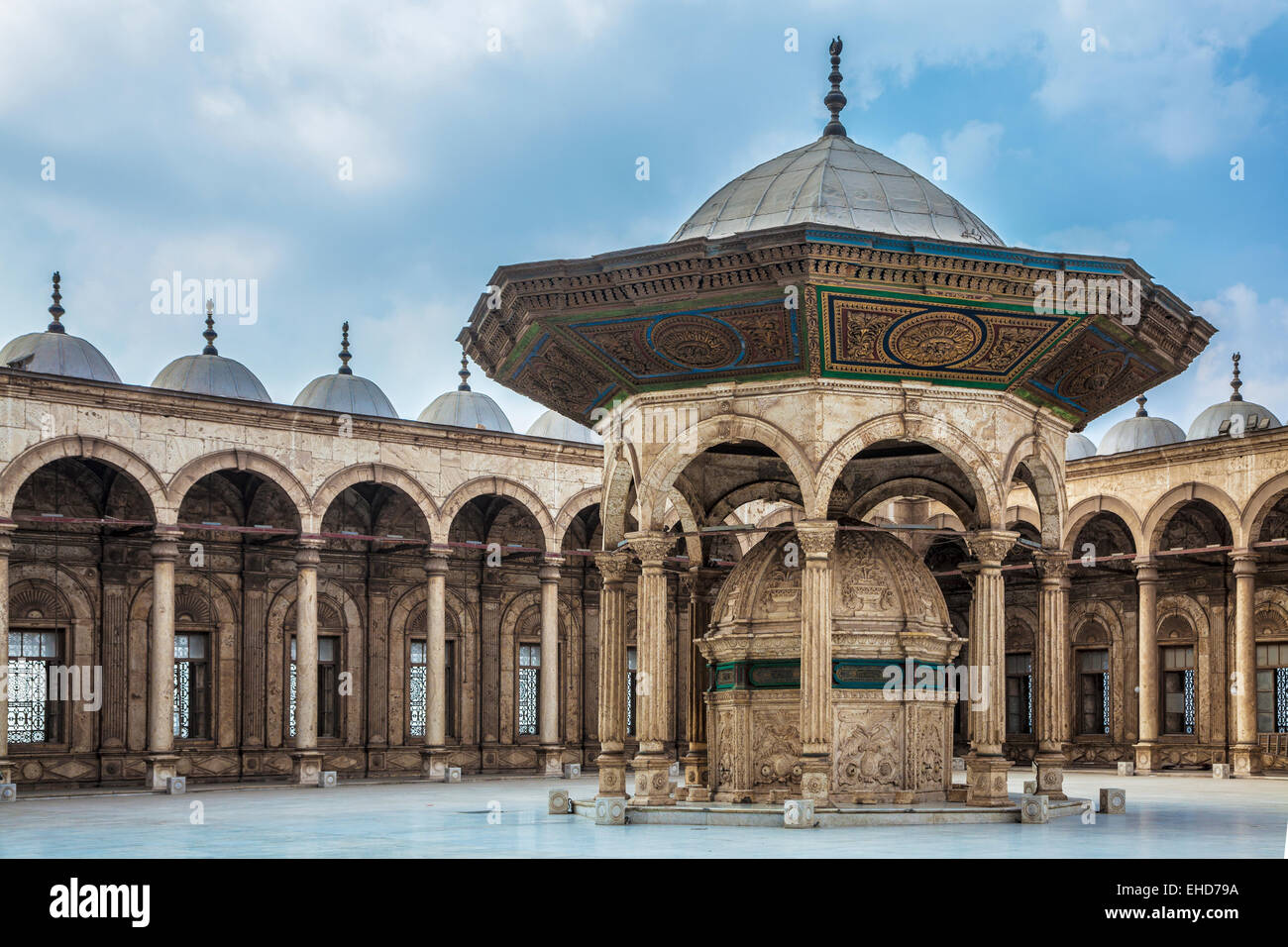 L'ablution en fontaine dans la cour de la grande mosquée de Mohammed Ali Pasha ou mosquée de La Citadelle du Caire. Banque D'Images