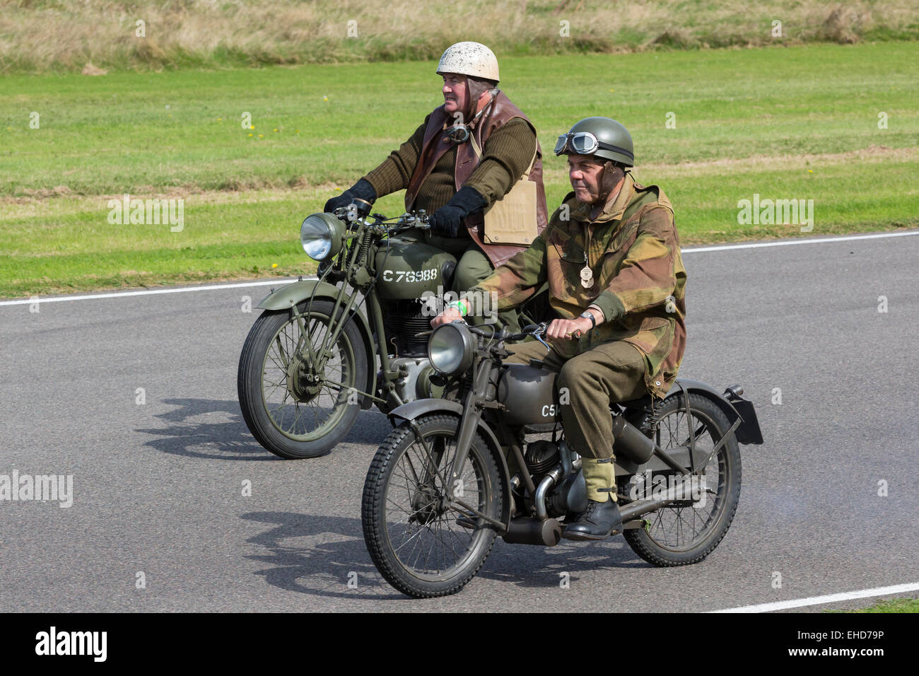 Deux motos et riders défilé en costume pour commémorer le 75e anniversaire du DAR Westhampnet, Goodwood Revival, Sussex, UK Banque D'Images