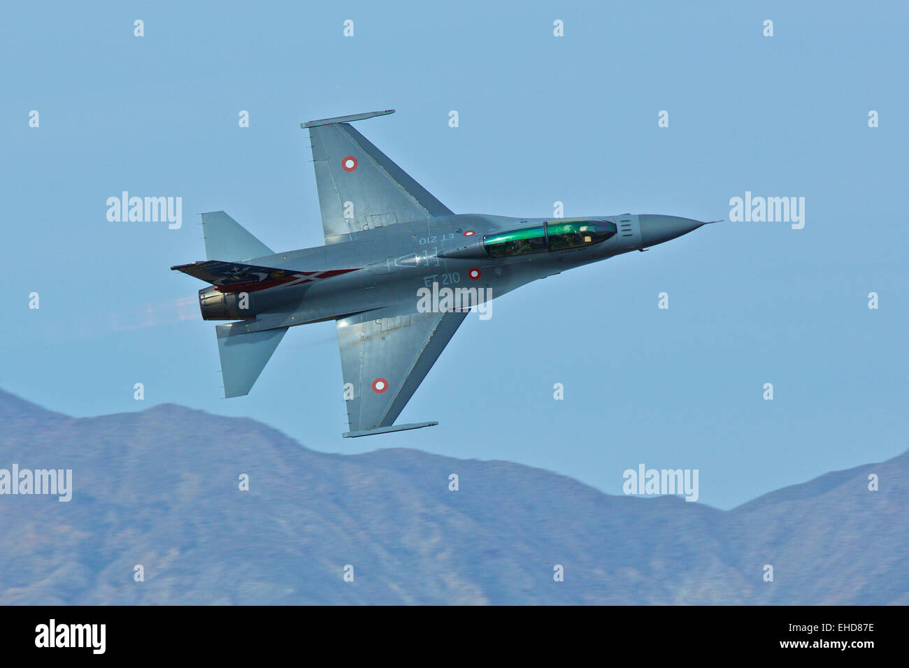 La Photo en gros plan d'un Royal Danish Air Force F-16 Fighting Falcon Jet de combat, dispositif de postcombustion allumée, dans la vallée de la mort en Californie. Banque D'Images
