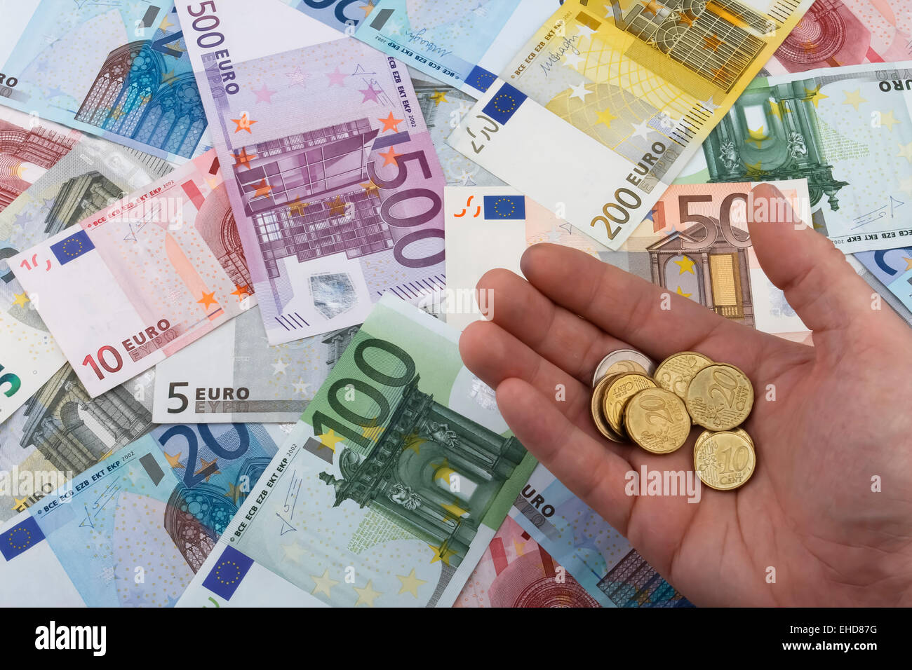 Compter les pièces en euro (EUR), avec des billets en euros dans l'arrière-plan. Concept d'entreprise. Banque D'Images