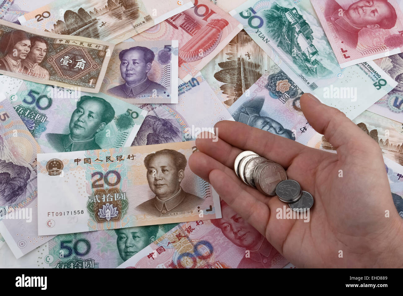 En comptant l'argent chinois (RMB) de pièces de monnaie, billets de RMB avec en arrière-plan. Concept d'entreprise. Banque D'Images