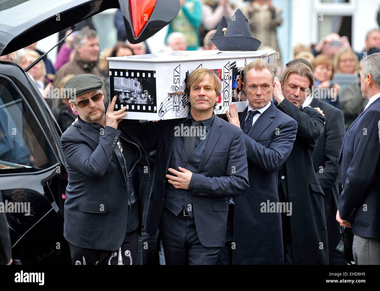 Porthcawl, Pays de Galles, Royaume-Uni. 12Th Mar, 2015. Funérailles de Steve étrange à l'église All Saints à Porthcawl aujourd'hui. Martin Kemp, Boy George (lunettes noires) Steve Norman et Garry Kemp transporter son cercueil dans l'église. Credit : Phil Rees/Alamy Live News Banque D'Images