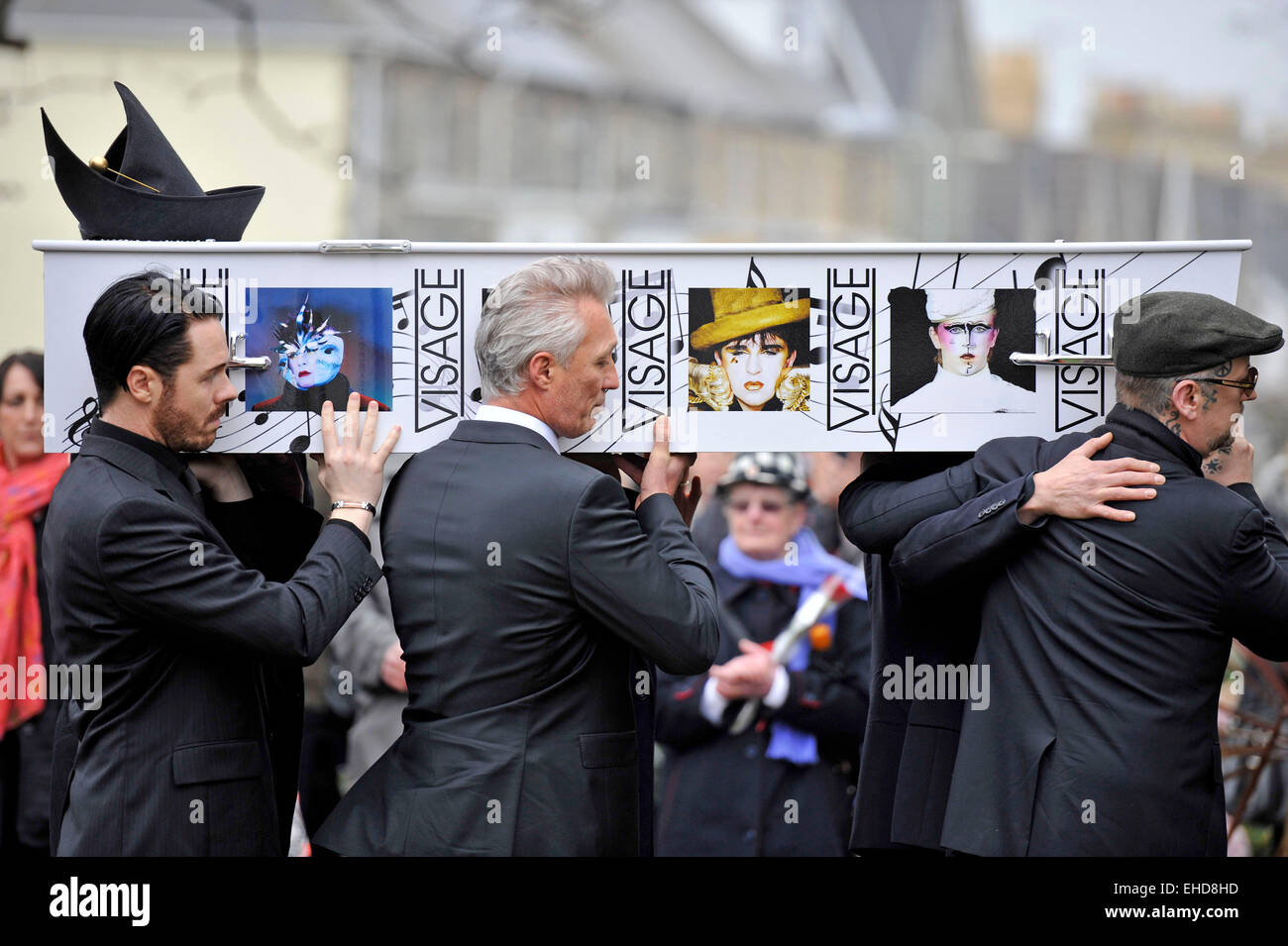 Porthcawl, Pays de Galles, Royaume-Uni. 12Th Mar, 2015. Funérailles de Steve étrange à l'église All Saints à Porthcawl aujourd'hui. Martin Kemp, Boy George (lunettes noires) Steve Norman et Garry Kemp transporter son cercueil dans l'église. Credit : Phil Rees/Alamy Live News Banque D'Images