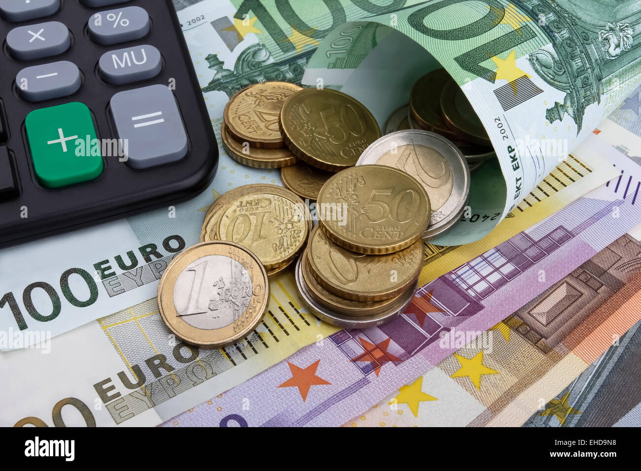 Euros (EUR) notes, pièces de monnaie et une calculatrice. Concept d'entreprise. Banque D'Images