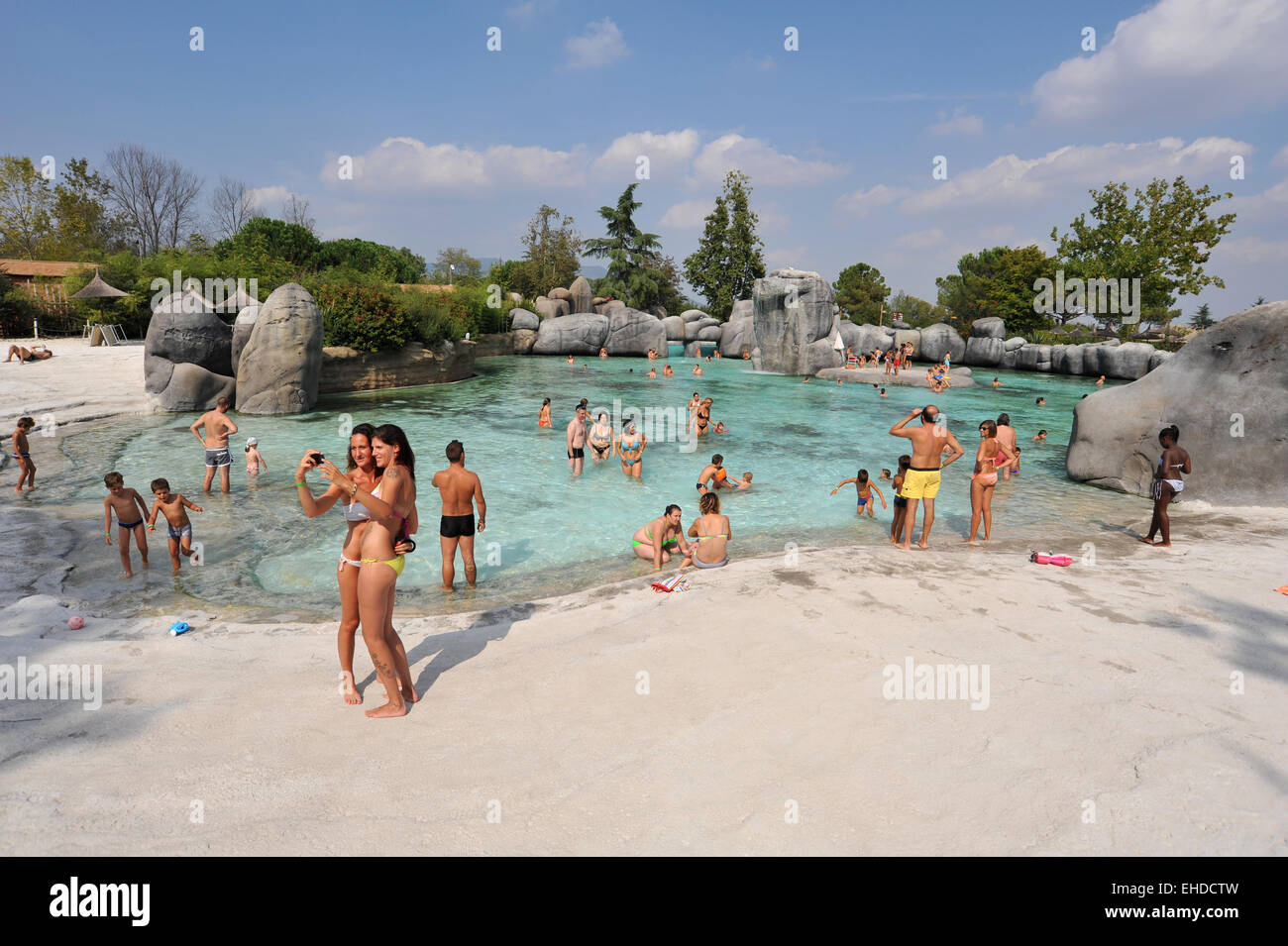 Bolder plage, une grande piscine entourée de sable blanc et par des reproductions de roches d'Afrique du Sud. Banque D'Images