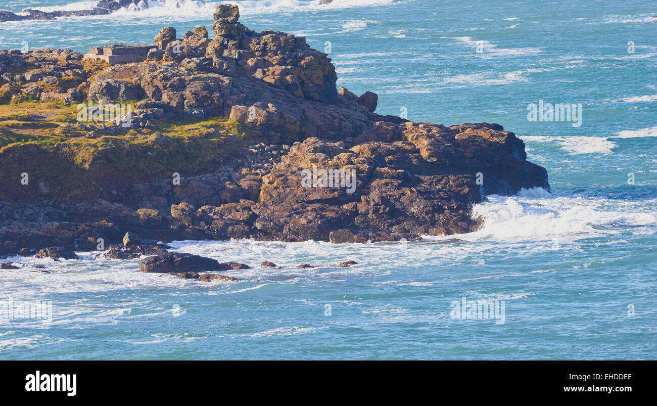 Océan Atlantique sauvage autour d'un promontoire rocheux accidenté, St Ives, Cornwall, Angleterre, Europe. Banque D'Images