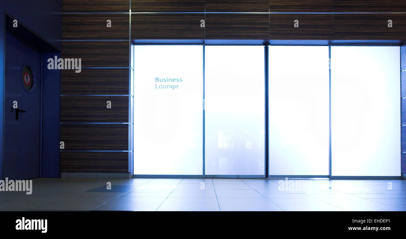 Business lounge portes en terminal de l'aéroport Banque D'Images
