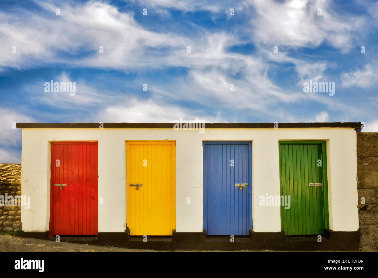 Les portes de couleur. Inishfree Pier, Ennicrone, Irlande Banque D'Images