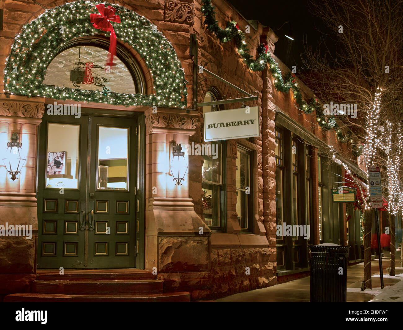 Magasin Burberry éclairés la nuit à Aspen, Colorado. Banque D'Images