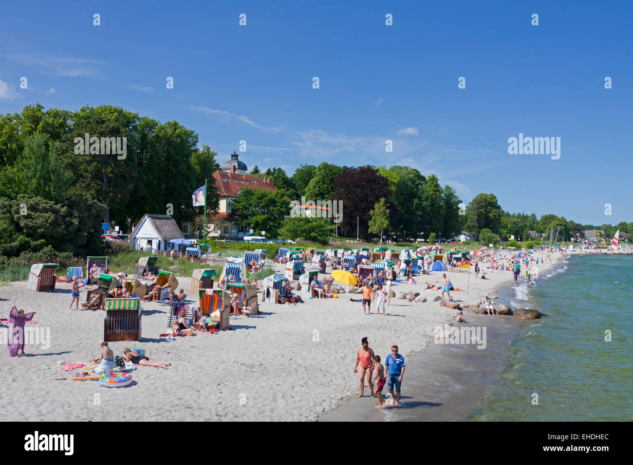 Le soleil dans les chaises de plage à la station balnéaire Haffkrug, Schleswig-Holstein, Allemagne Banque D'Images