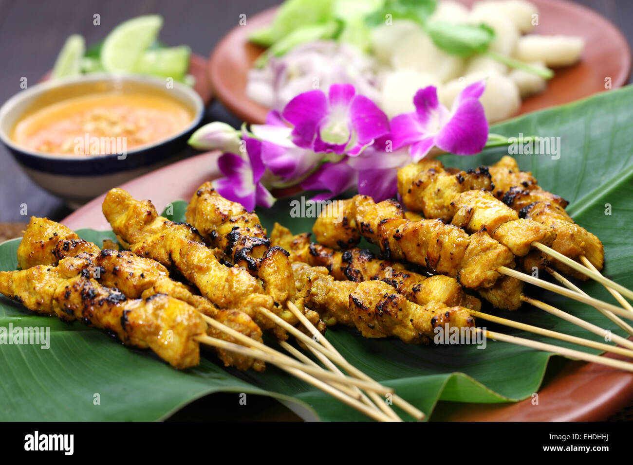 Satay de poulet, sate ayam et lontong, sauce aux arachides, une cuisine brochette indonésienne Banque D'Images