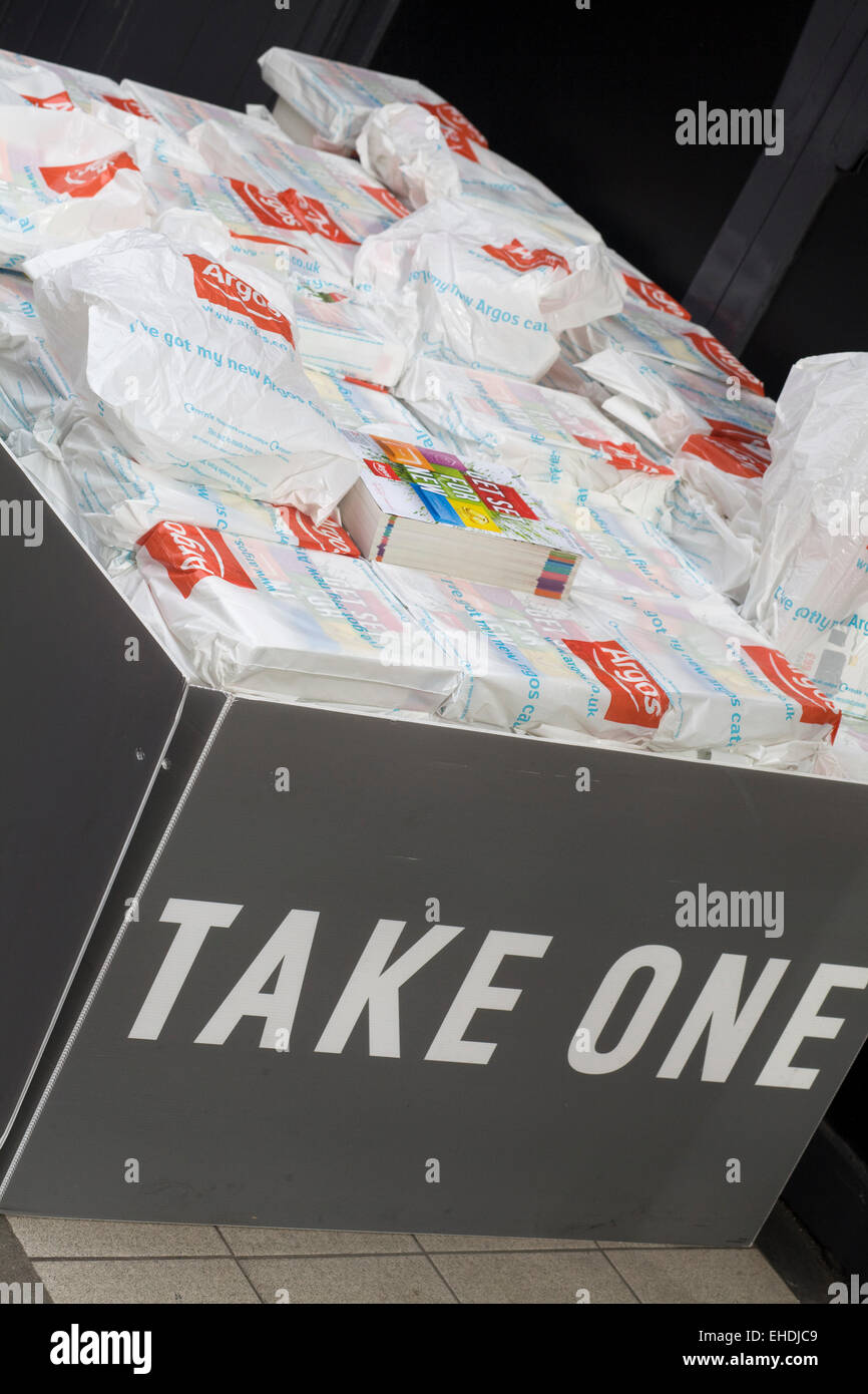 Livres à Argos emballages en plastique pour le public de prendre gratuitement Banque D'Images