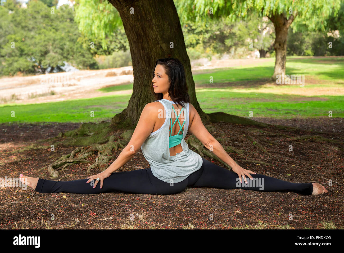 Belle femme d'effectuer un split dans Balboa Park, San Diego, Californie Banque D'Images