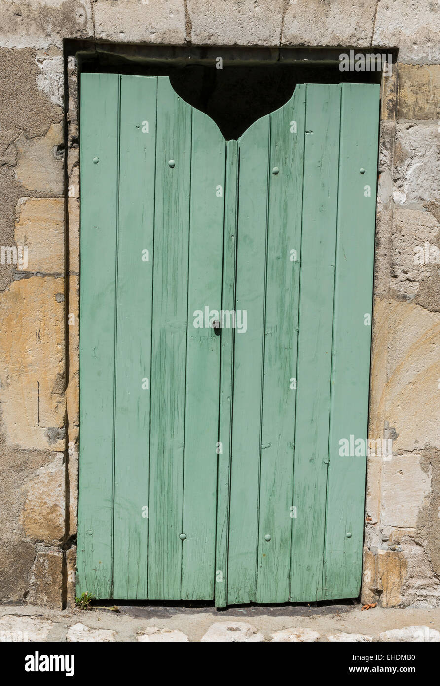 Vieille porte en bois vert dans un mur historique. Banque D'Images