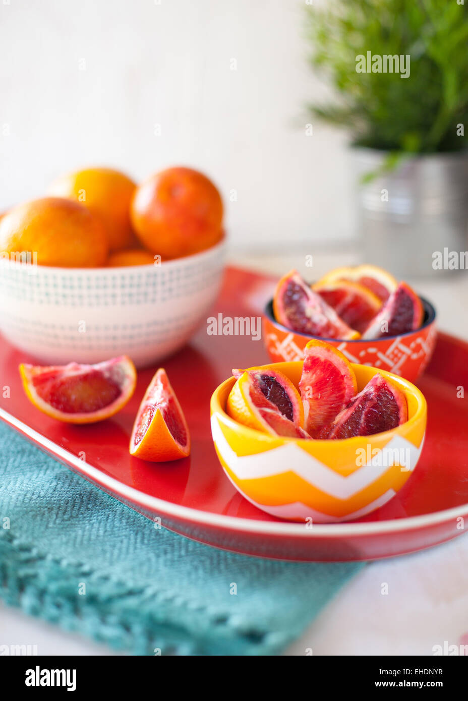 Styled, couper des quartiers d'orange sanguine Banque D'Images