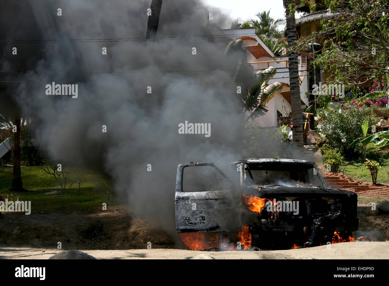 voiture en feu Banque D'Images