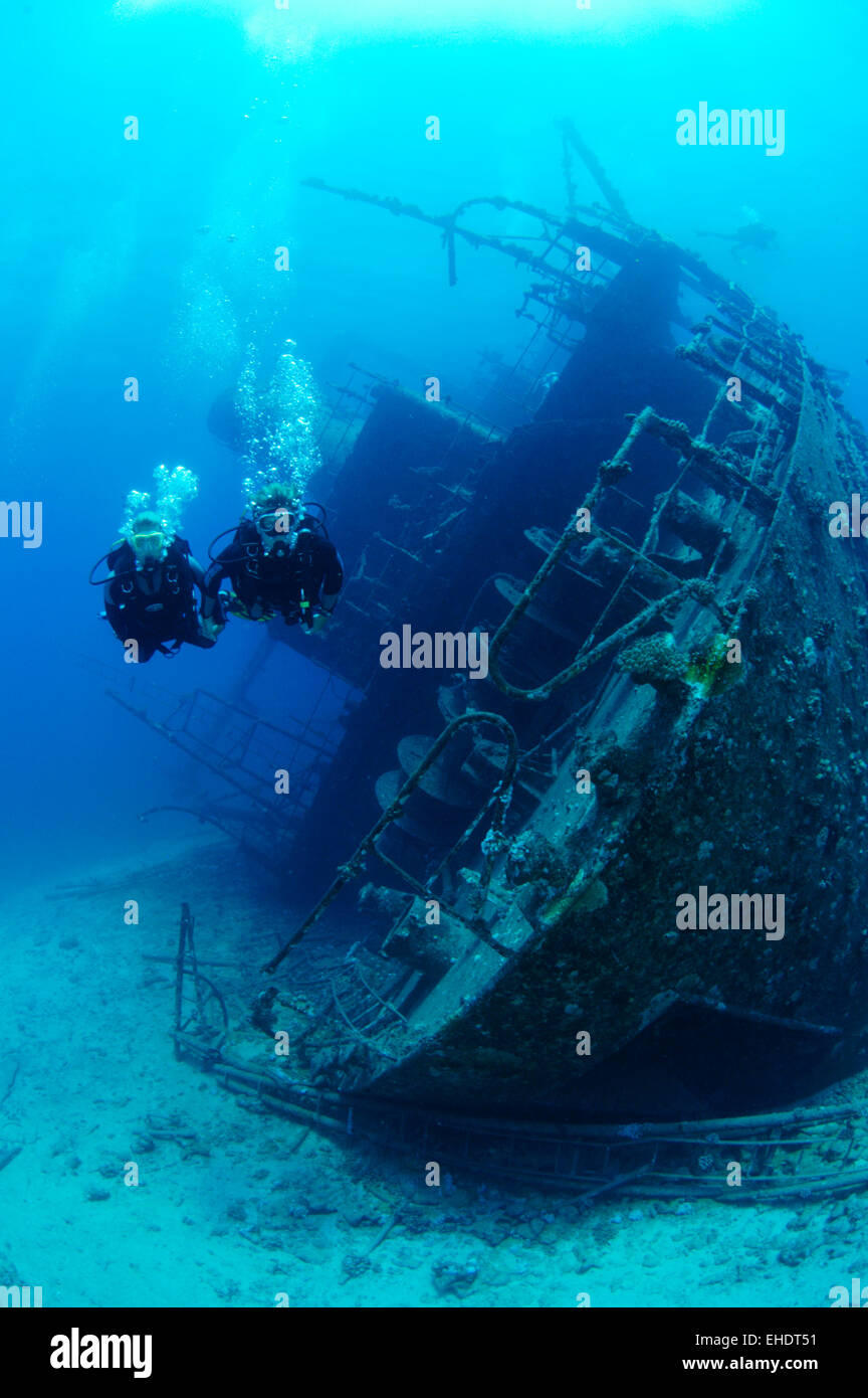 Plongeurs sur l'épave du Ghiannis D Banque D'Images