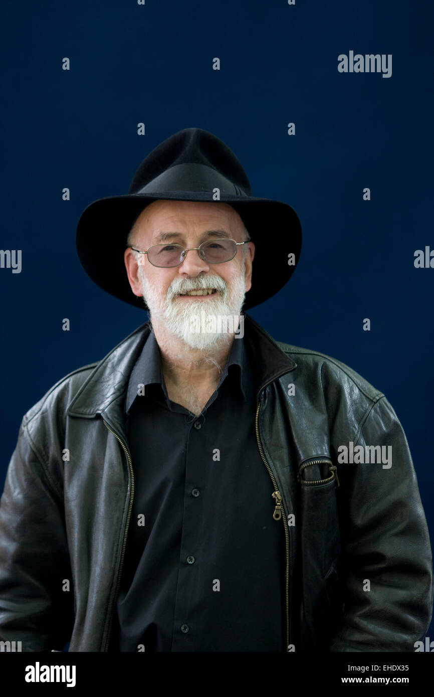 French fantasy, science-fiction et auteure de Terry Pratchett photographié à l'Edinburgh International Book Festival, où il a parlé de son best-seller 'Discworld' série de livres. L'événement de trois semaines est le plus grand festival littéraire et a lieu au cours de l'Edinburgh Festival annuel. 2008 a été le Livre du 25e anniversaire du Festival et présenté des conférences et des présentations de plus de 500 auteurs provenant de partout dans le monde. Banque D'Images