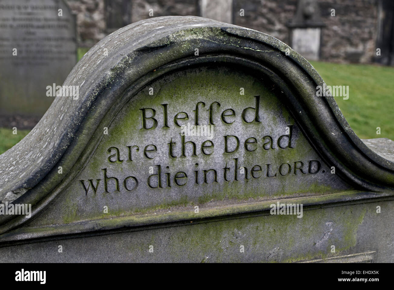 Pierre tombale dans le cimetière de Canongate, Édimbourg avec l'inscription : "Heureux les morts qui meurent dans le Seigneur'. Banque D'Images