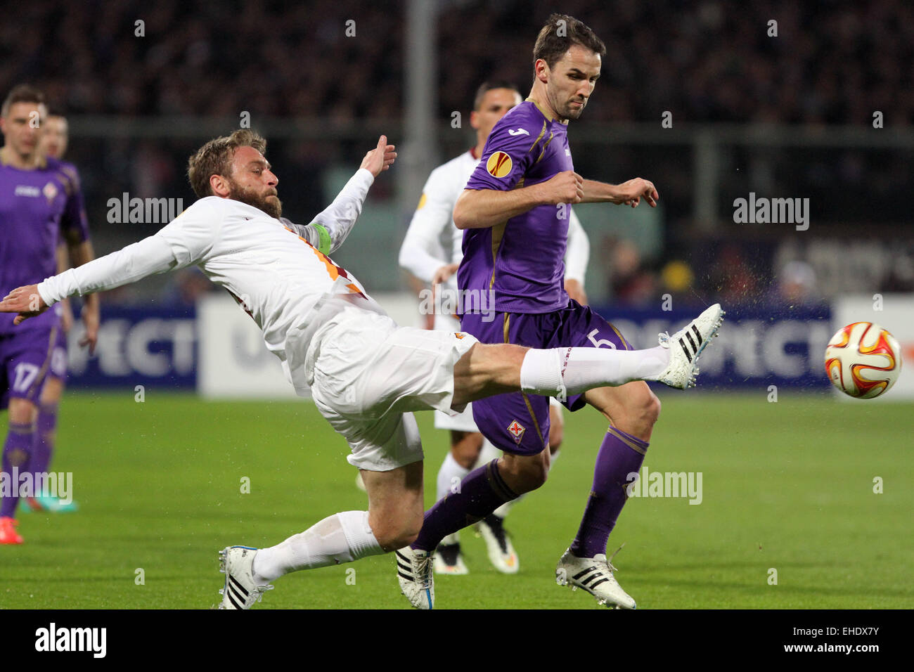 Florence, Italie. 12 mars, 2015. Le milieu de la Roma Daniele De Rossi lutte avec le milieu de la Fiorentina Milan Badelj au cours de l'UEFA Europa League Round de 16 premier match de football entre la Fiorentina et l'AS Roma, le jeudi 12 mars 2015 au stade Artemio Franchi. Credit : Andrea Spinelli/Alamy Live News Banque D'Images