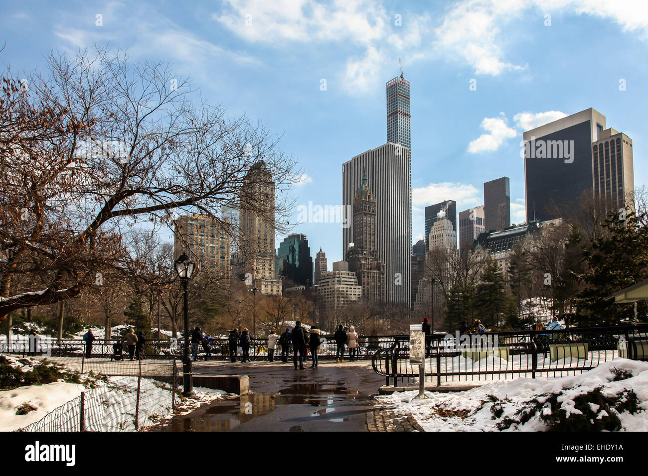 Journée d'hiver paysage avec architecture de New York et les gens près de l'anneau de glace à Central Park à New York City , États-Unis Banque D'Images