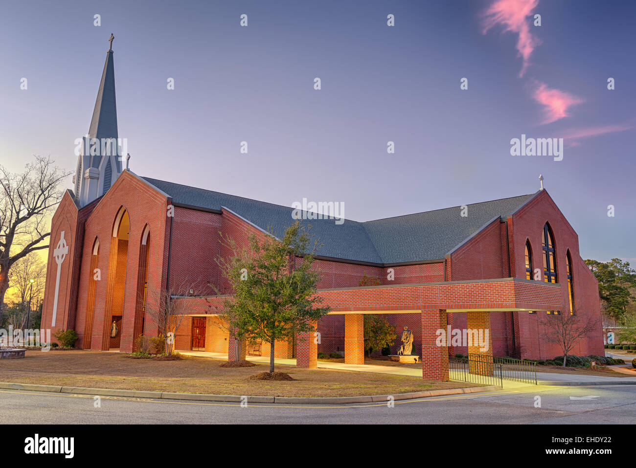 Église catholique Saint Columba à Dothan au coucher du soleil. Traitement HDR. Banque D'Images