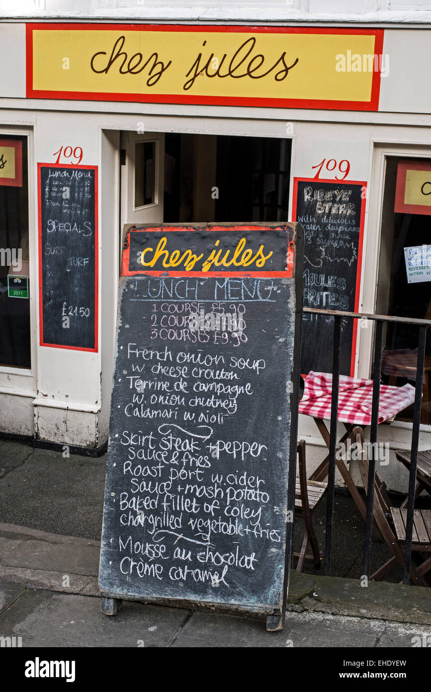 Menu Tableau noir à l'extérieur de chez Jules restaurant à Hanover Street, Édimbourg, Écosse. Banque D'Images