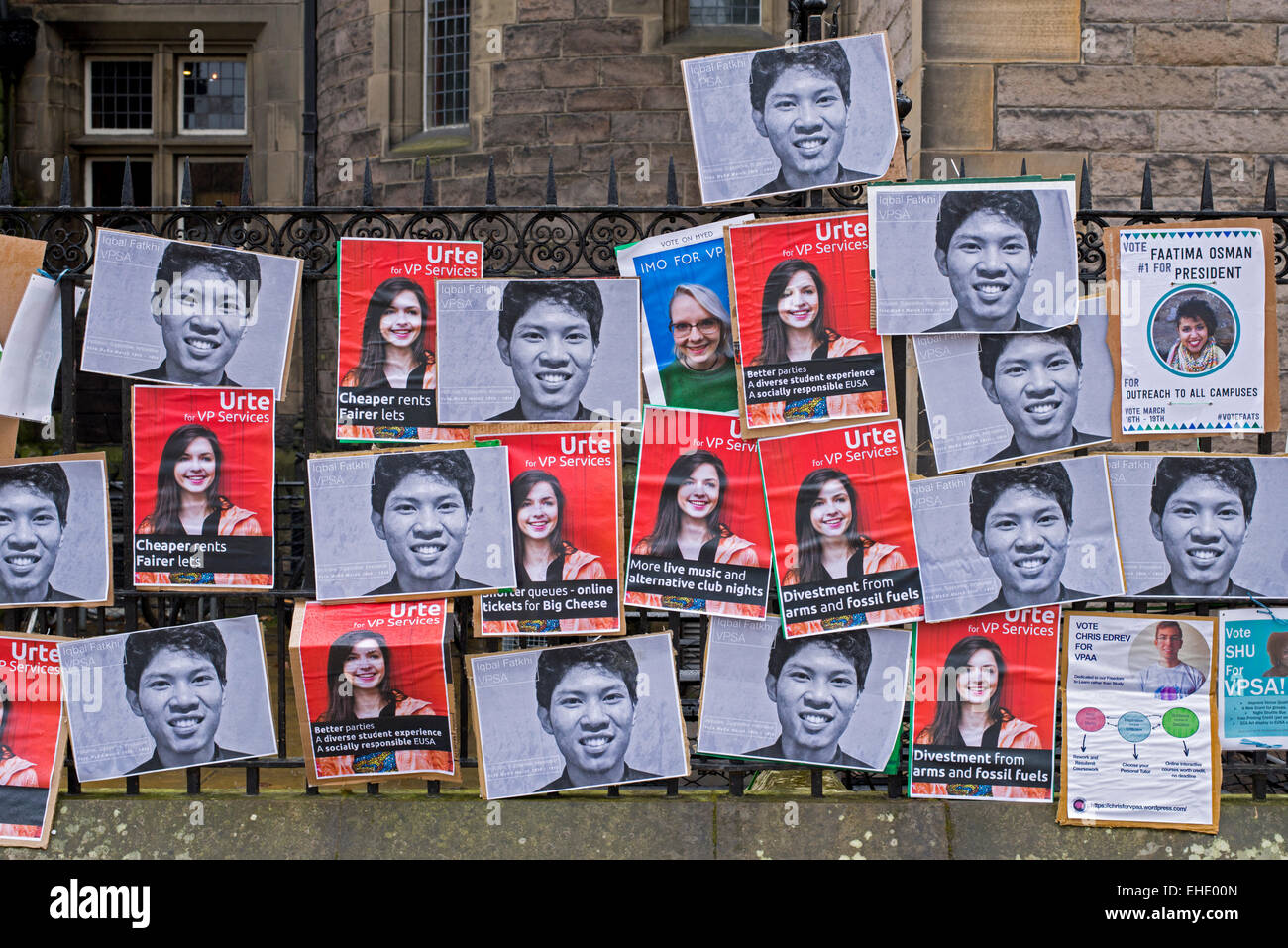 Des affiches pour l'Association étudiante de l'Université d'Édimbourg (EUSA) élections le garde-fous aux étudiants de l'Union Building à Potterrow. Banque D'Images