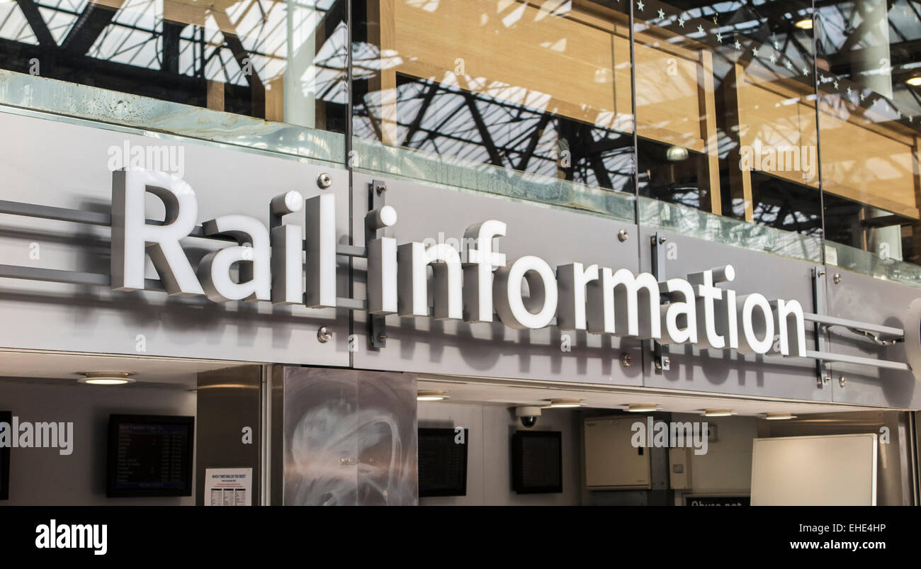 Gare ferroviaire 'informations' signe sur l'extérieur du kiosque d'information, de la gare, la gare de Waterloo, Londres, UK Banque D'Images