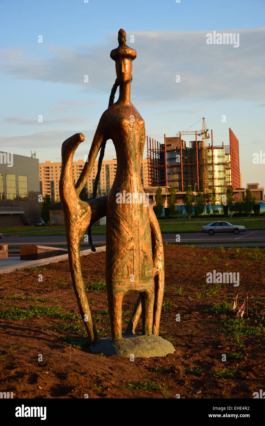 Statue de bronze au style abstrait doté d''une femme Kazakh, dans la lumière du soleil du soir. à Astana, Kazakhstan Banque D'Images