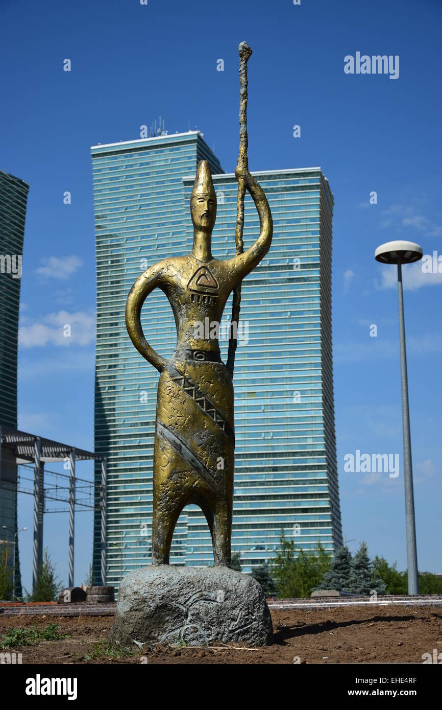 Statue de bronze au style abstrait doté d''un guerrier nomade tenant une lance - à Astana, Kazakhstan Banque D'Images