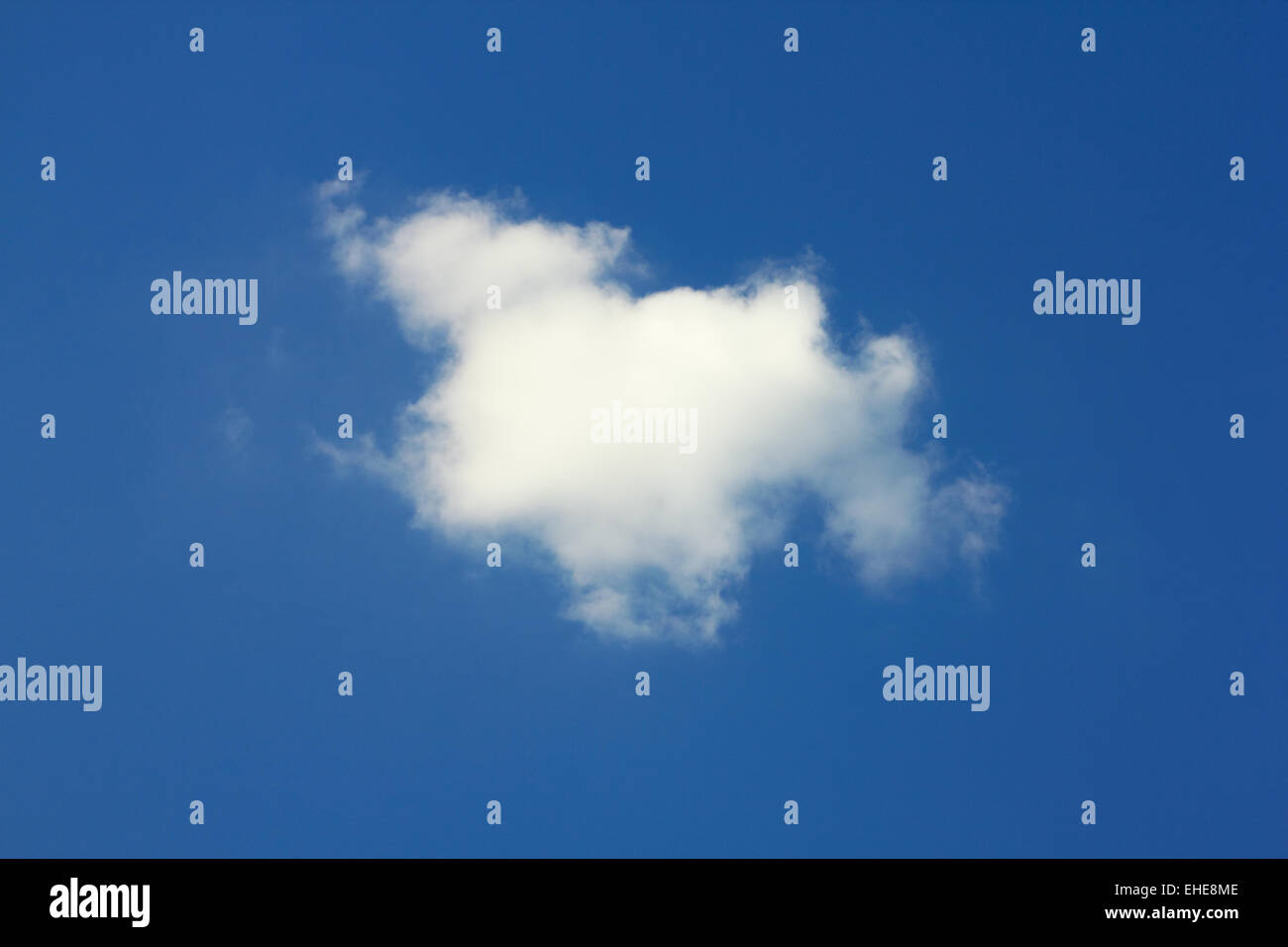 Seul nuage dans le ciel bleu. Banque D'Images