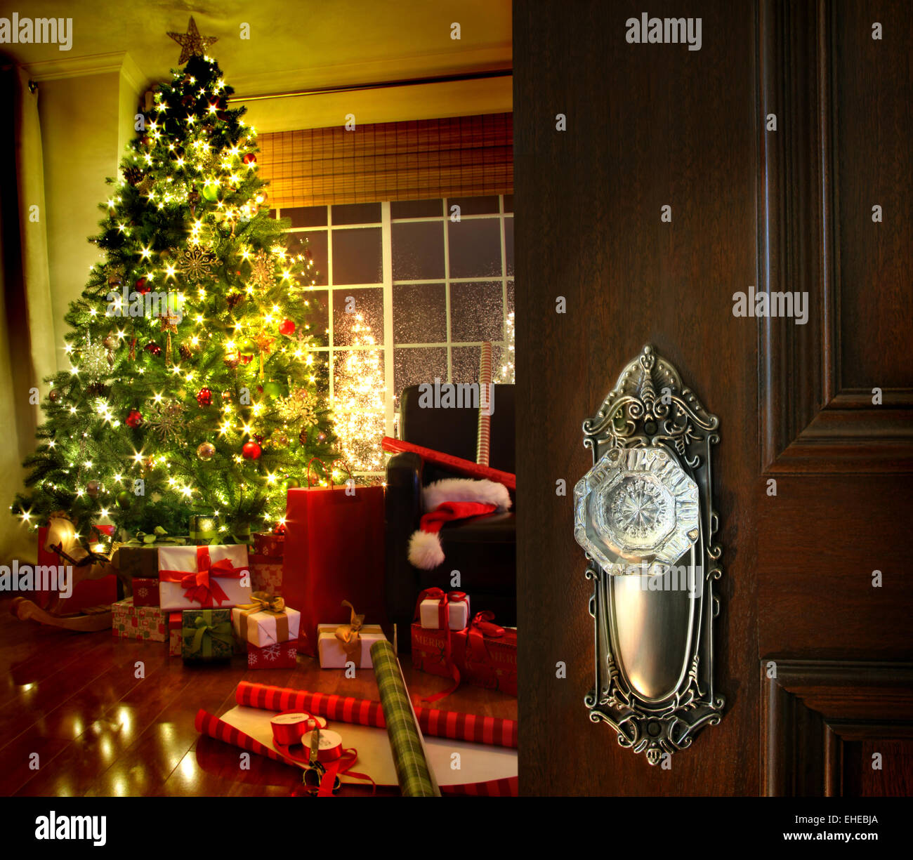 Ouverture de porte dans un salon de Noël Banque D'Images