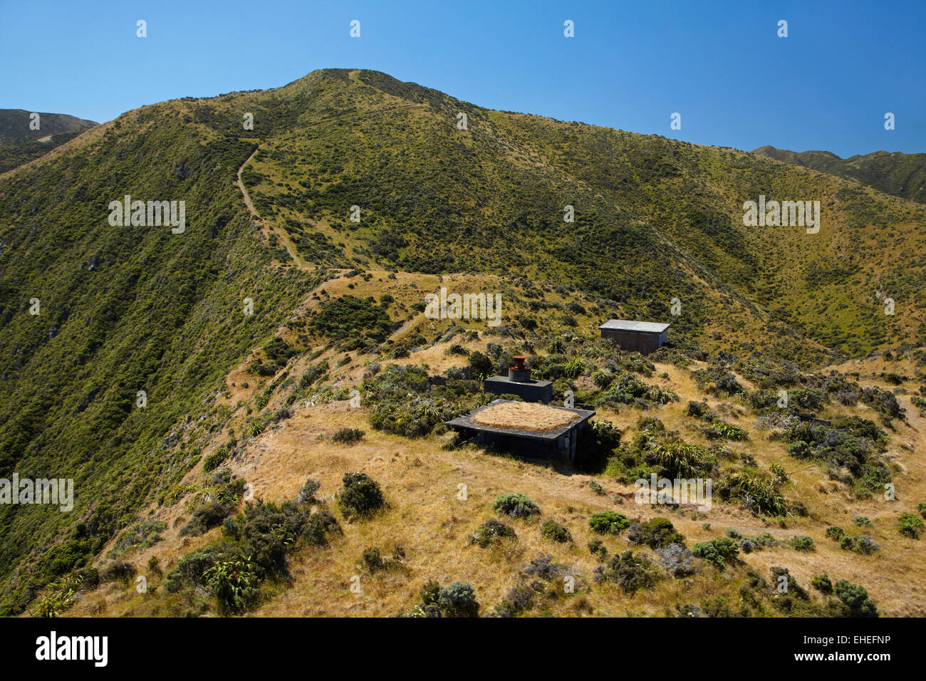 La Seconde Guerre mondiale historique observation post bunkers pour embrasure, Sinclair, chef de la côte sud de Wellington, au Nord Est, la Nouvelle-Zélande aérienne ; Banque D'Images