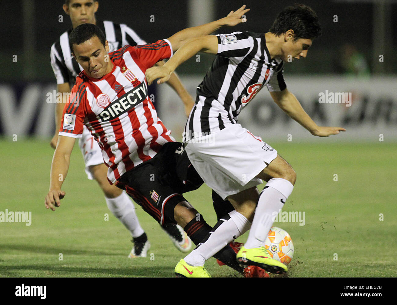 Asuncion, Paraguay. 12Th Mar, 2015. Oscar Ruiz (R) de la Libertad, convoite la la balle avec Estudiantes de la Plata, Argentine, Leonardo Jara de pendant le match de la Copa Libertadores à Asuncion, capitale du Paraguay, le 12 mars 2015. © Marcelo Espinosa/Xinhua/Alamy Live News Banque D'Images