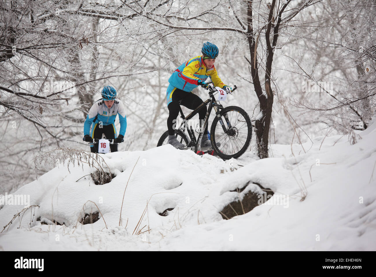La compétition de vélo de montagne d'hiver Banque D'Images