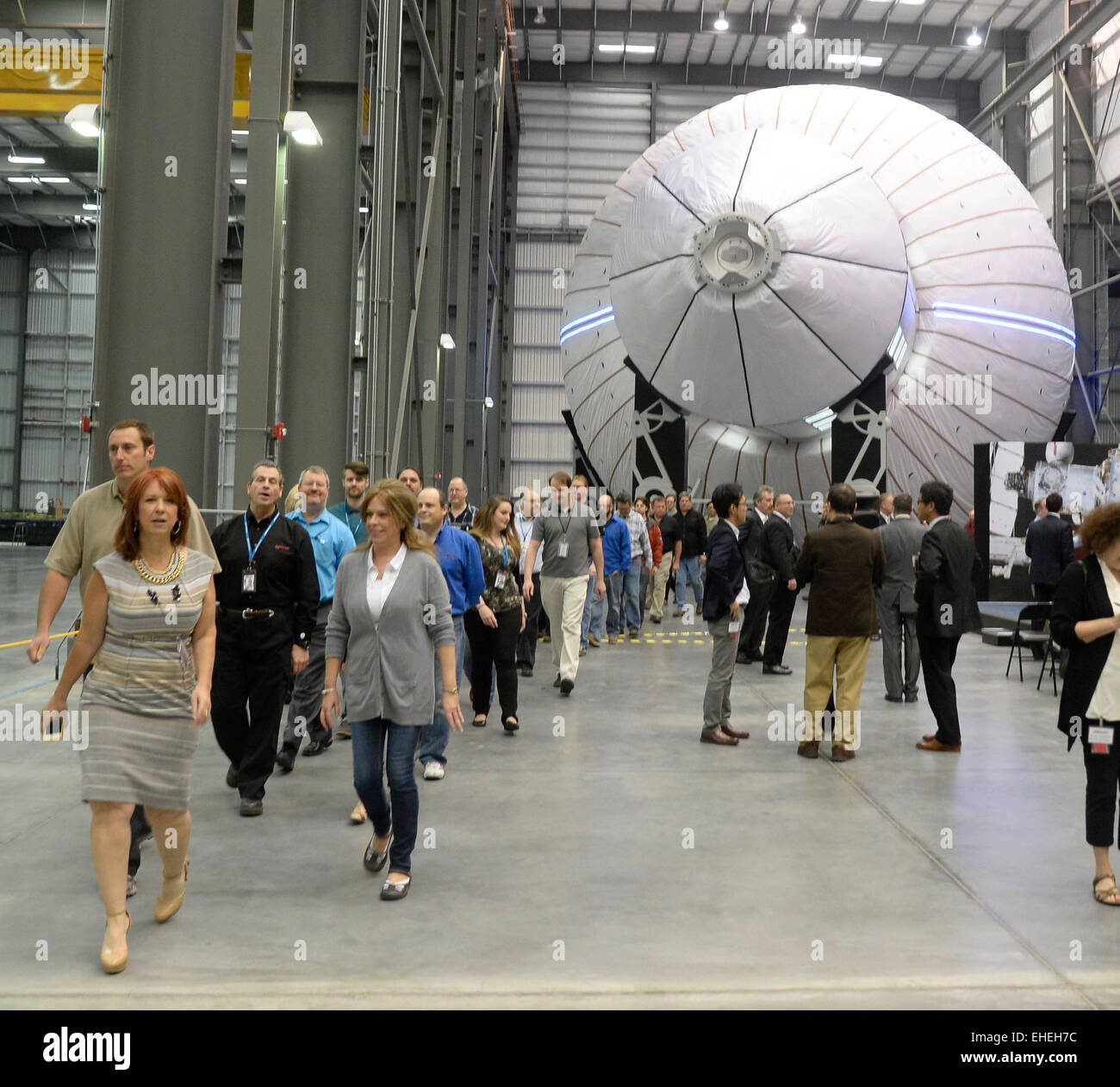 Las Vegas NV, USA. 12Th Mar, 2015. Les membres de l'équipe de marche par le premier vu Bigelow Aerospace l'Olympus module un concept futur à être utilisés dans l'espace ou sur une planète jeudi. 12Th Mar, 2015. Biegelow aerospace annoncent également aujourd'hui.Le Bigelow-Expandable Actvity-Module (faisceau de) est prévue pour le lancement en septembre de cette année à bord de la huitième mission de ravitaillement en marchandises SpaceX pour la gare et être installé sur le port à l'arrière de la station spatiale internationale pour sa tranquillité. Photo par Gene Blevins/LA DailyNews/ZUMAPRESS Crédit : Gene Blevins/ZUMA/Alamy Fil Live News Banque D'Images
