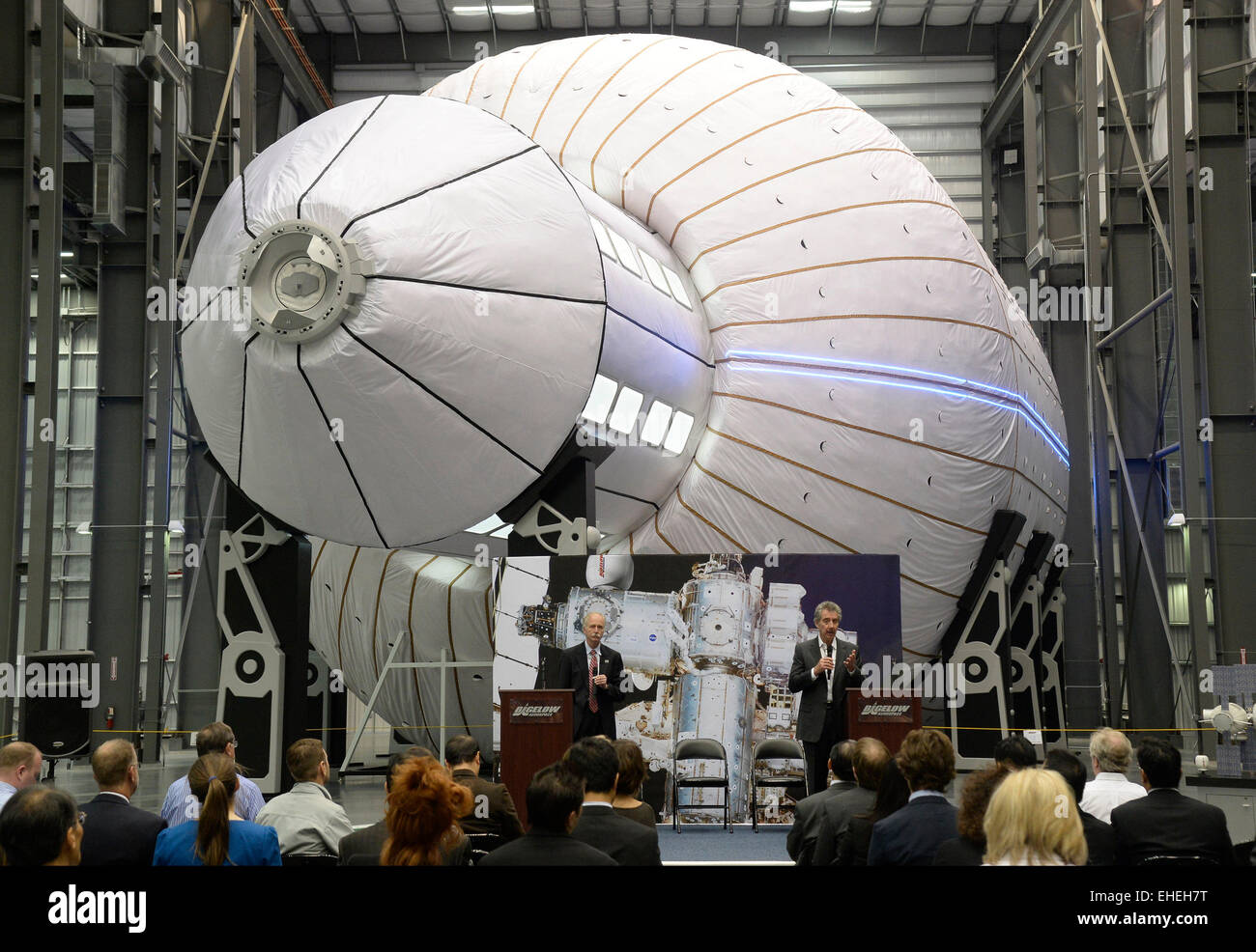 Las Vegas NV, USA. 12Th Mar, 2015. William Gerstenmaier, administrateur associé de la NASA pour l'exploration humaine et opérations USA(L) et Robert Bigelow, président et fondateur de Bigelow Aerospace parle lors d'une conférence de presse jeudi à propos de la mission du faisceau à la Station spatiale internationale.Le faisceau est prévue pour le lancement en septembre de cette année à bord de la huitième mission de ravitaillement en marchandises SpaceX pour la gare et être installé sur le port à l'arrière de la gare pour sa tranquillité. Photo par Gene Blevins/LA DailyNews/ZUMAPRESS Crédit : Gene Blevins/ZUMA/Alamy Fil Live News Banque D'Images