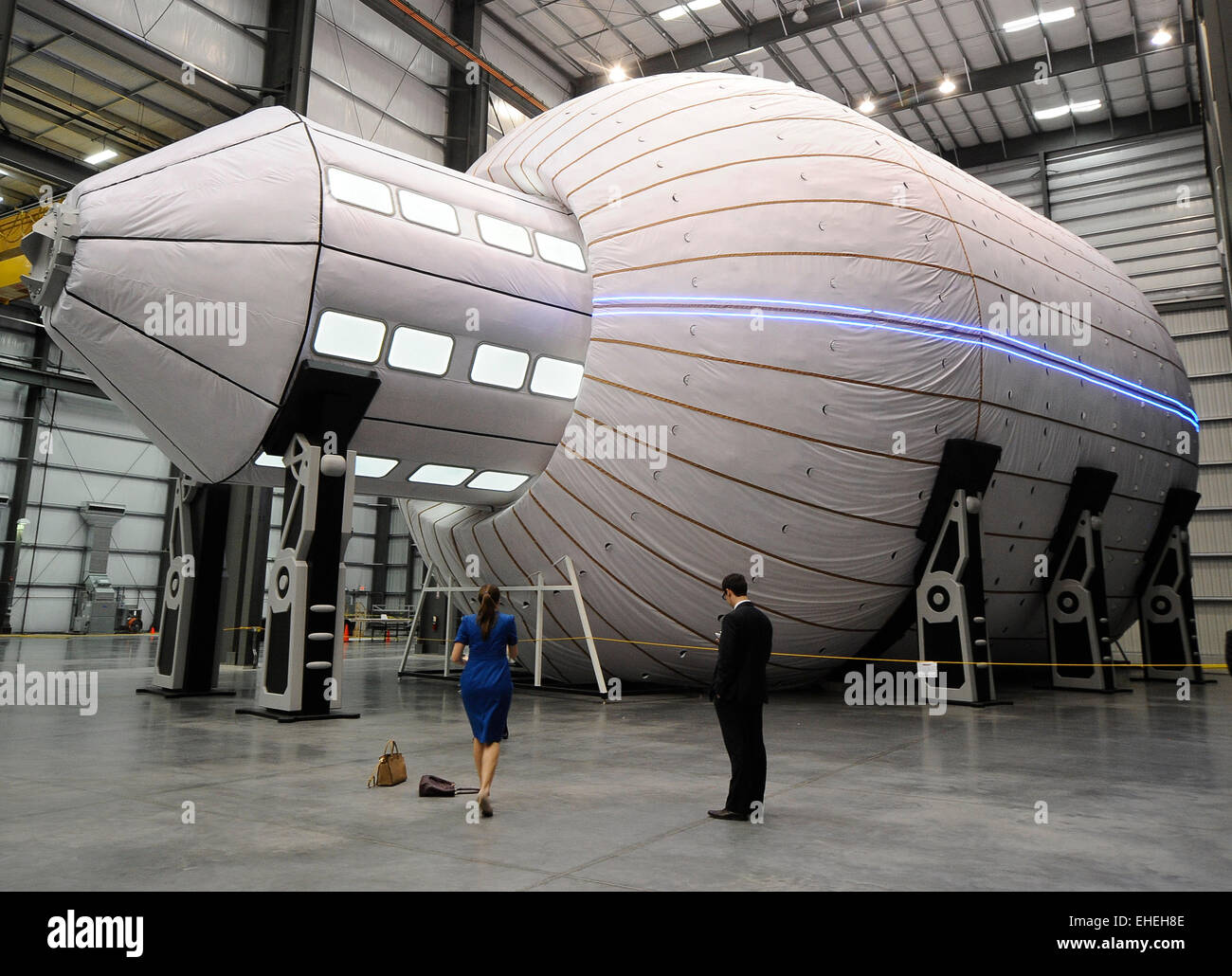 Las Vegas NV, USA. 12Th Mar, 2015. Bigelow Aerospace affiche pour la première dent à vu l'Olympus module un concept futur à être utilisés dans l'espace ou sur une planète jeudi. 12Th Mar, 2015. Biegelow aerospace annoncent également aujourd'hui.Le Bigelow-Expandable Actvity-Module (faisceau de) est prévue pour le lancement en septembre de cette année à bord de la huitième mission de ravitaillement en marchandises SpaceX pour la gare et être installé sur le port à l'arrière de la station spatiale internationale pour sa tranquillité. Photo par Gene Blevins/LA DailyNews/ZUMAPRESS Crédit : Gene Blevins/ZUMA/Alamy Fil Live News Banque D'Images