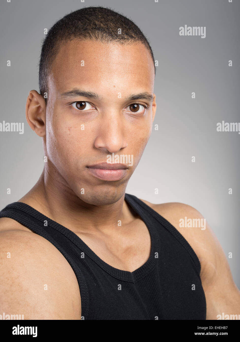 Muscular man wearing black tank top vest Banque D'Images