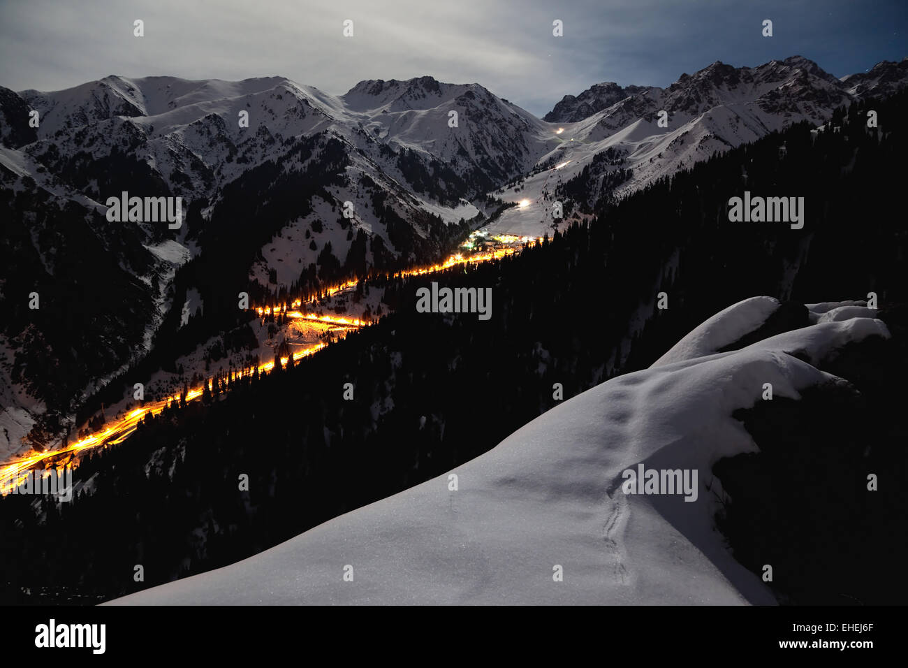 Nuit paysage d'hiver à la pleine lune Banque D'Images