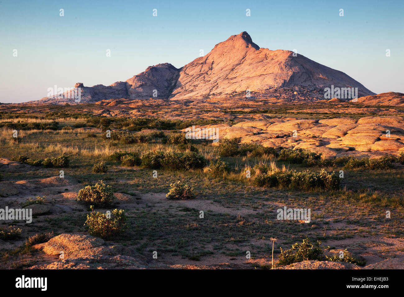 Montagnes du désert au coucher du soleil Banque D'Images