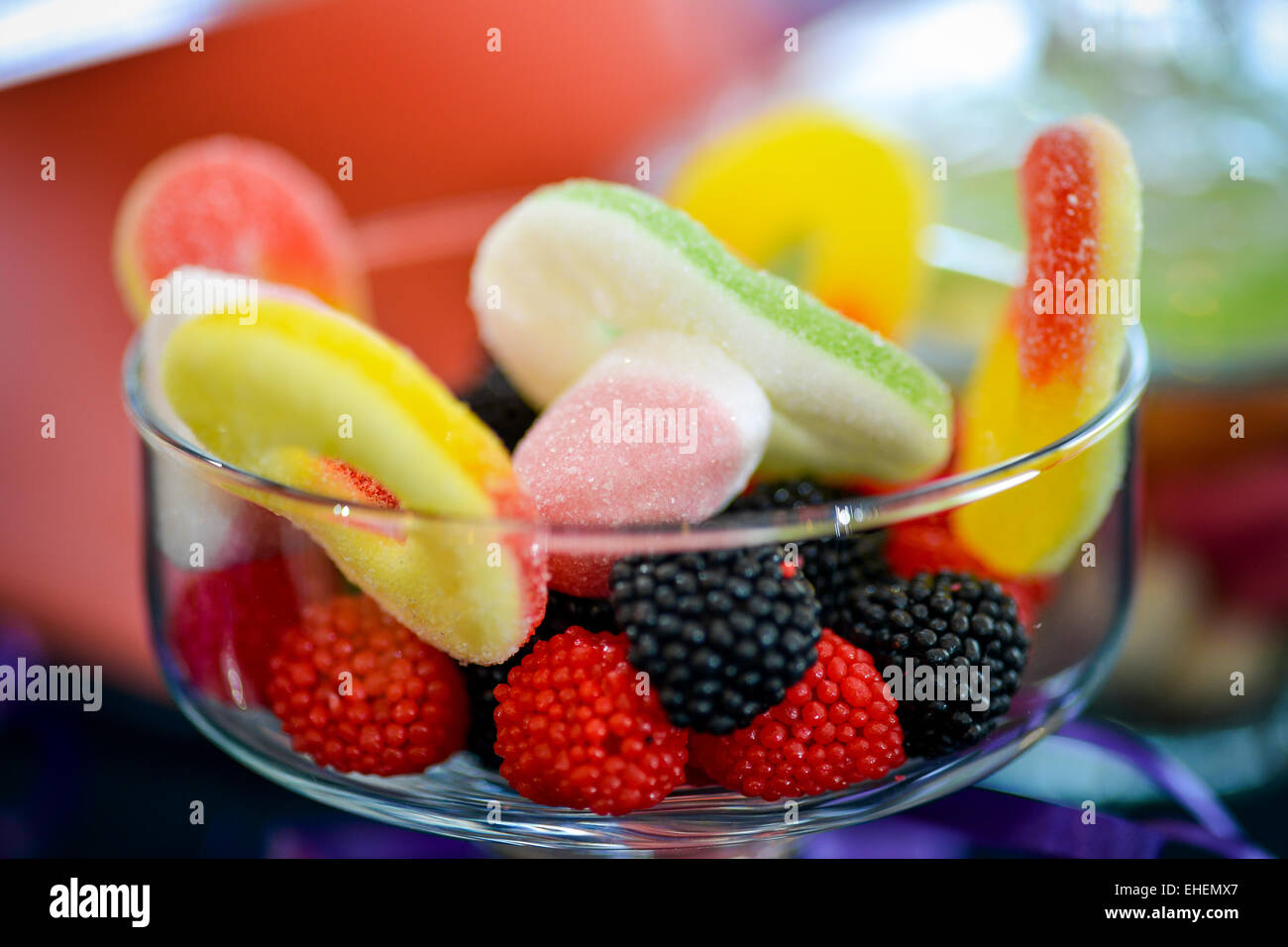 Jelly doux et colorés placés dans un bol en verre Banque D'Images