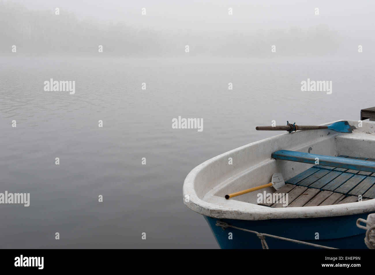 Un bateau sur un lac Banque D'Images