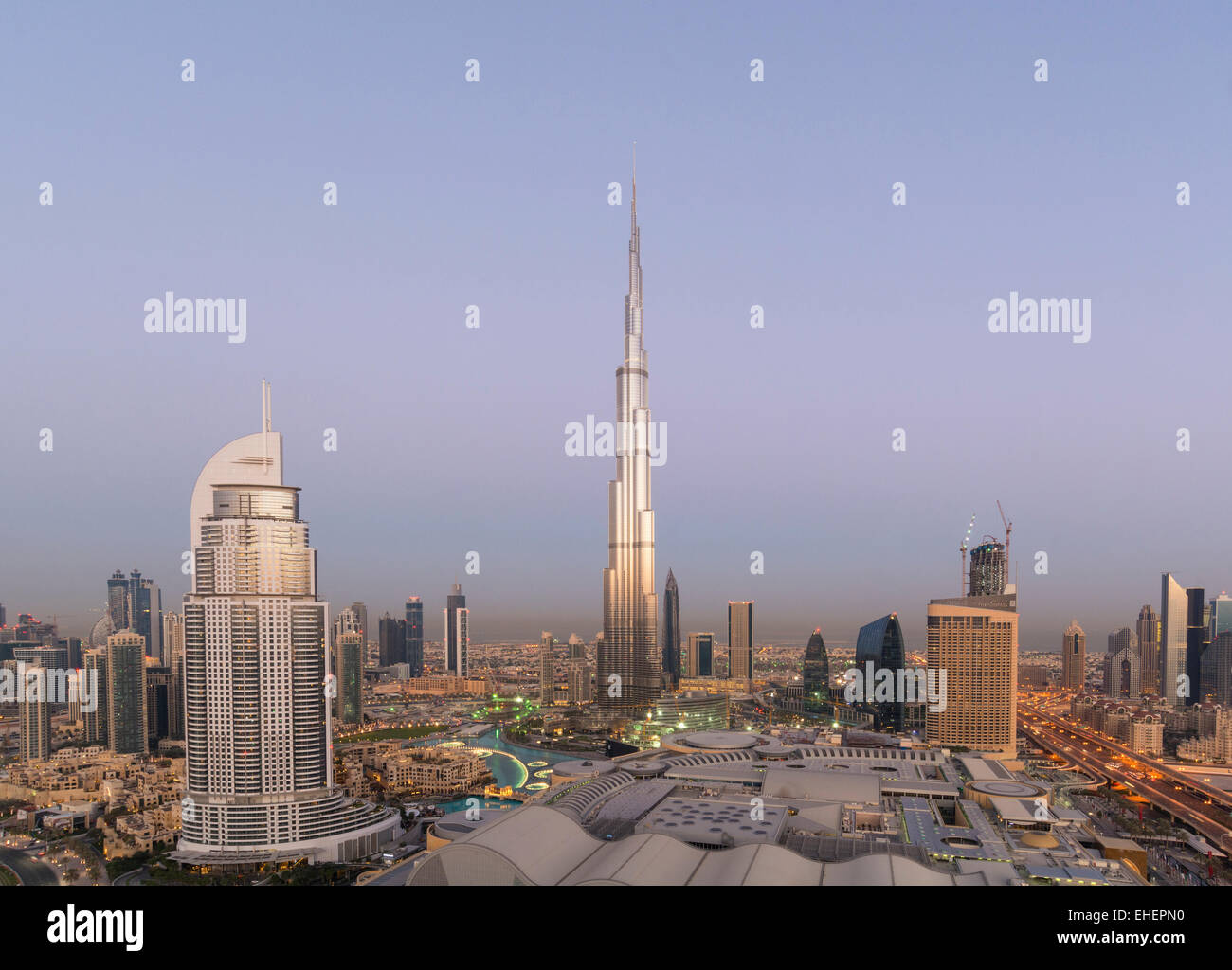 Burj Khalifa , le centre commercial de Dubaï et les toits de Dubaï au lever du soleil en Émirats Arabes Unis Banque D'Images