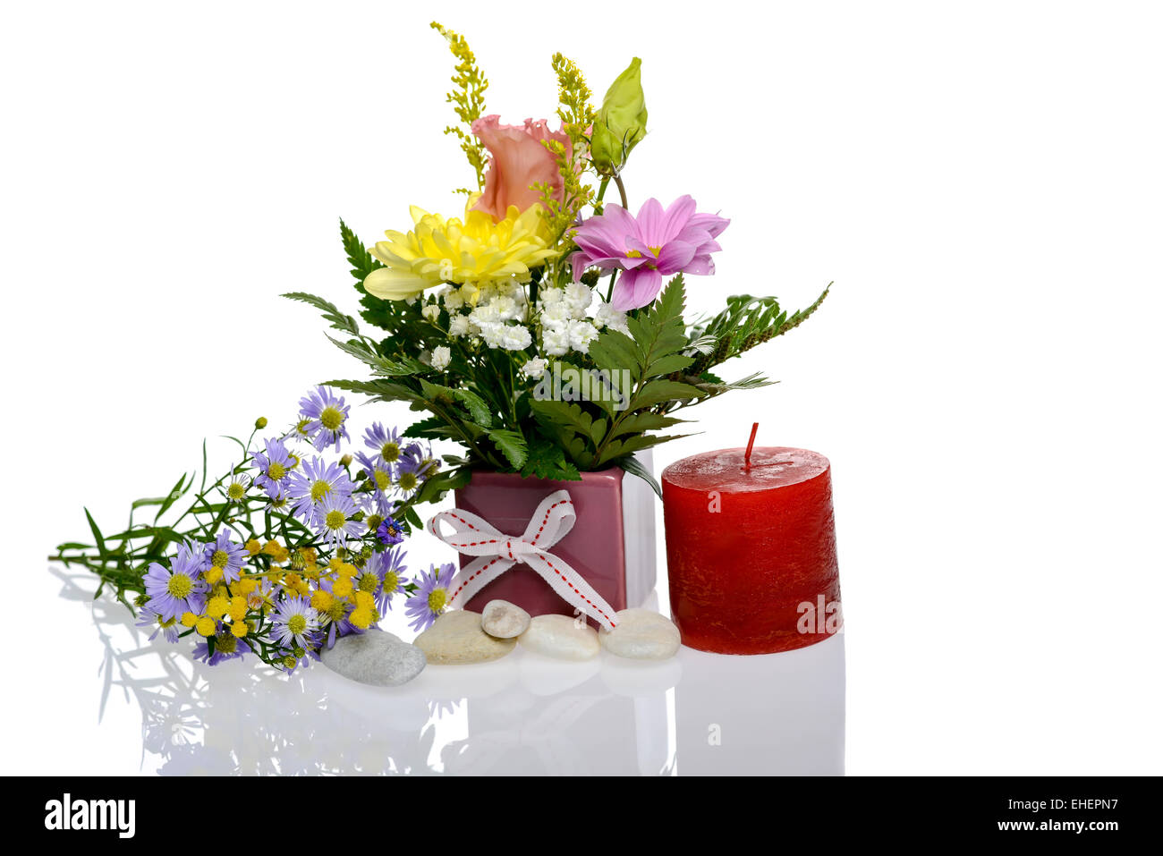 Arrangement de fleurs isolées en backgroud blanc avec reflet Banque D'Images