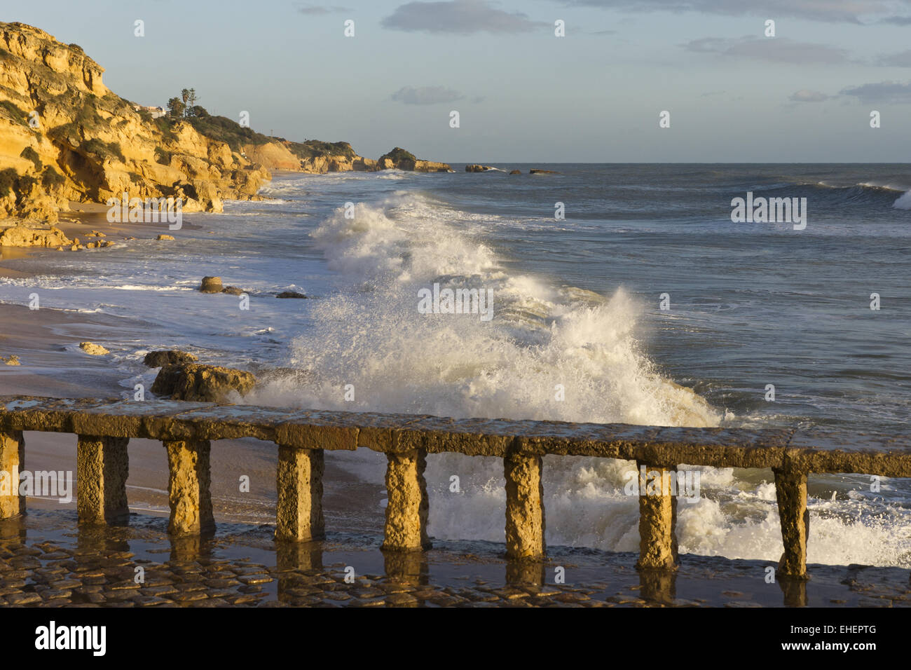 Breakers sur la plage à Albufeira Banque D'Images