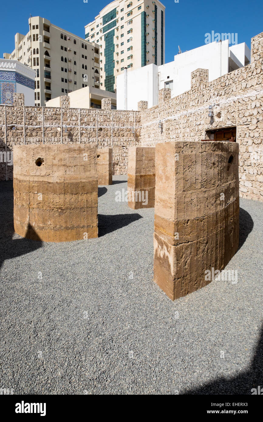 Installation artistique de Damian Ortega appelé 'Parler' à Mur 2015 Biennale de Sharjah art festival à Sharjah Emirats Arabes Unis Banque D'Images