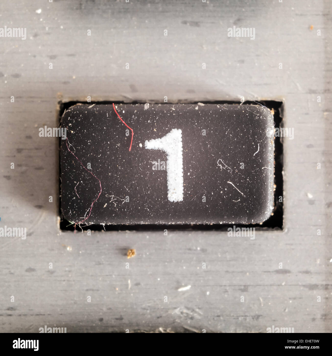 Ancien bouton caoutchouté sale et poussiéreux avec nombre écrit sur elle, partie d'une ancienne calculatrice. Banque D'Images